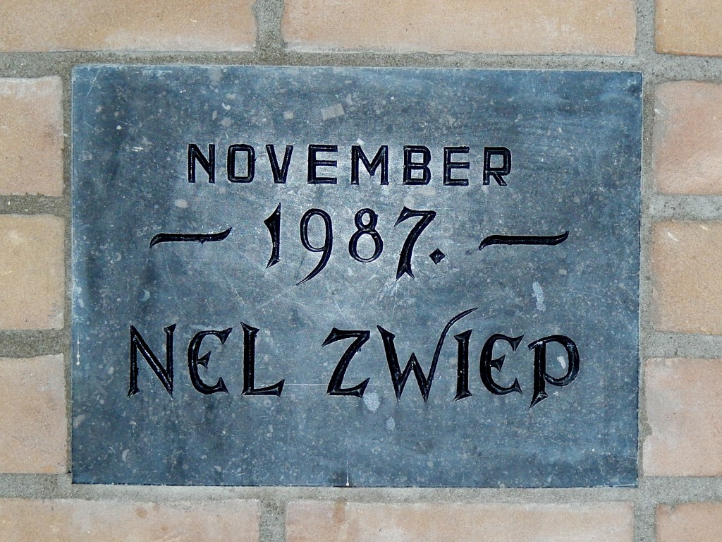 Eerste steen, op 16 januari 1988 ingemetseld in de hal van ons gebouw door Nel Zwiep