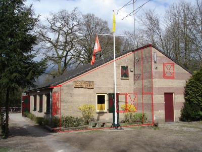 De rode lijnen geven de contouren aan van de uitbreiding clubgebouw bewerkt met uitbreiding